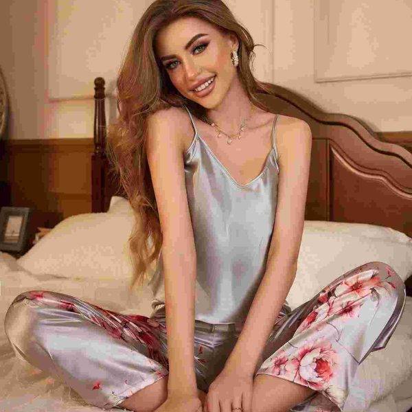 E.B LuxeNights مجموعة ملابس منزلية نسائية تتألف من بلوزة كاميسول عنق على شكل V وبنطلون زهري مطبوع